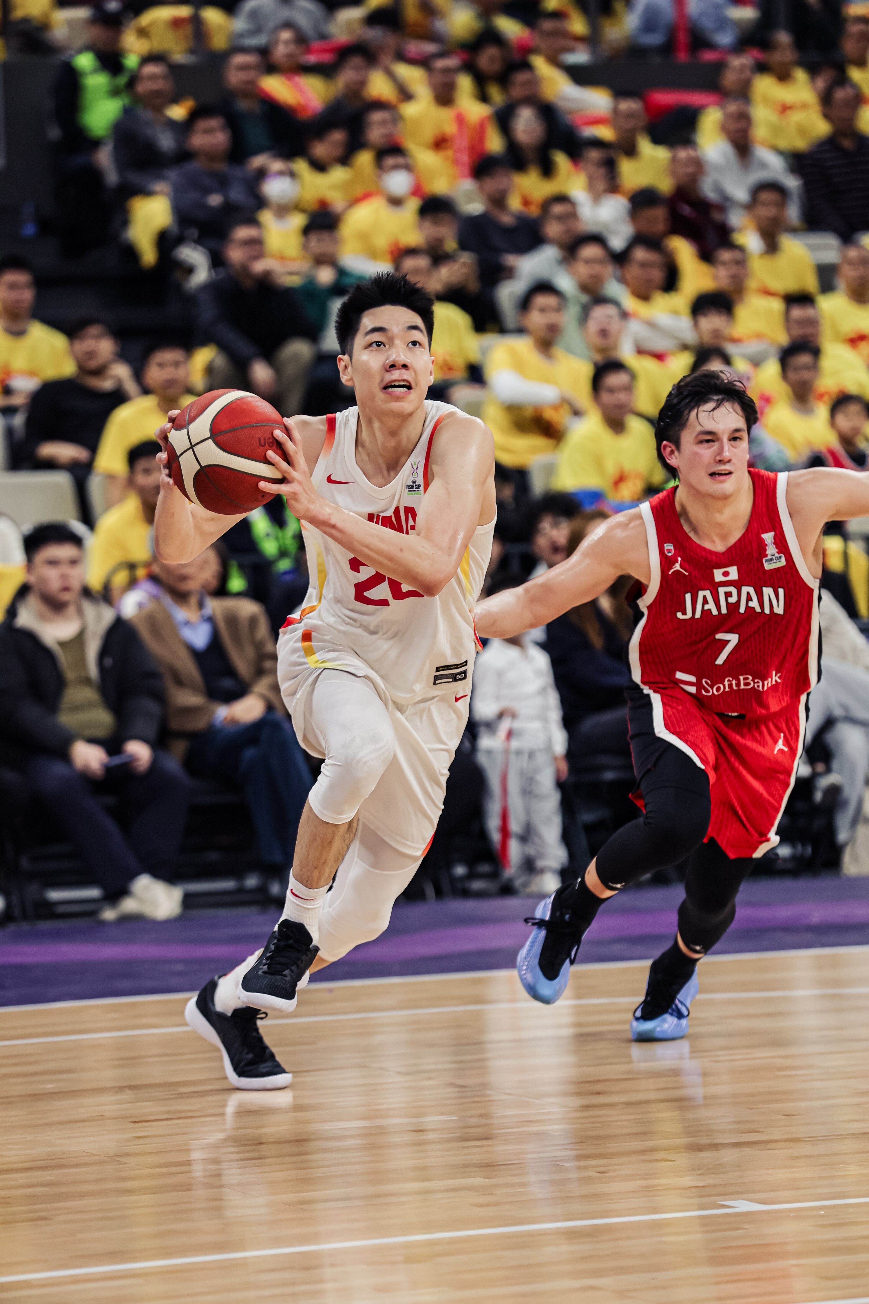 先发拼抢很积极!朱俊龙5中2拿到4分11板1断&拼下4个前场板